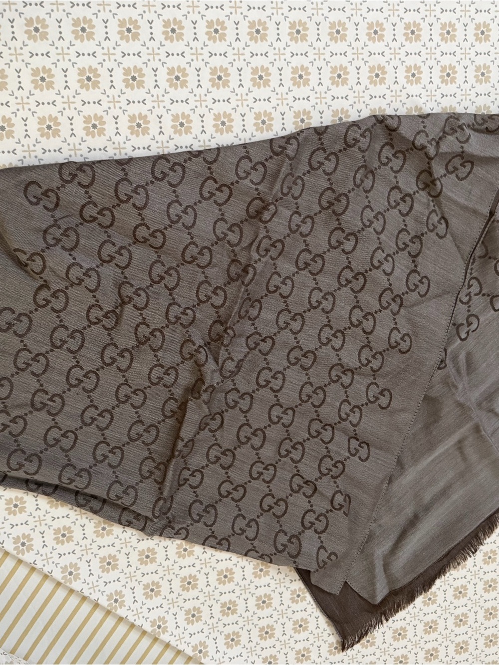 Gucci gray-brown GG monogram scarf with green accent - Picture 5 of 7